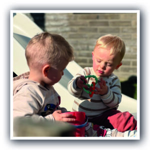 Baby speelt bij Kinderdagverblijf Het Toverbloempje